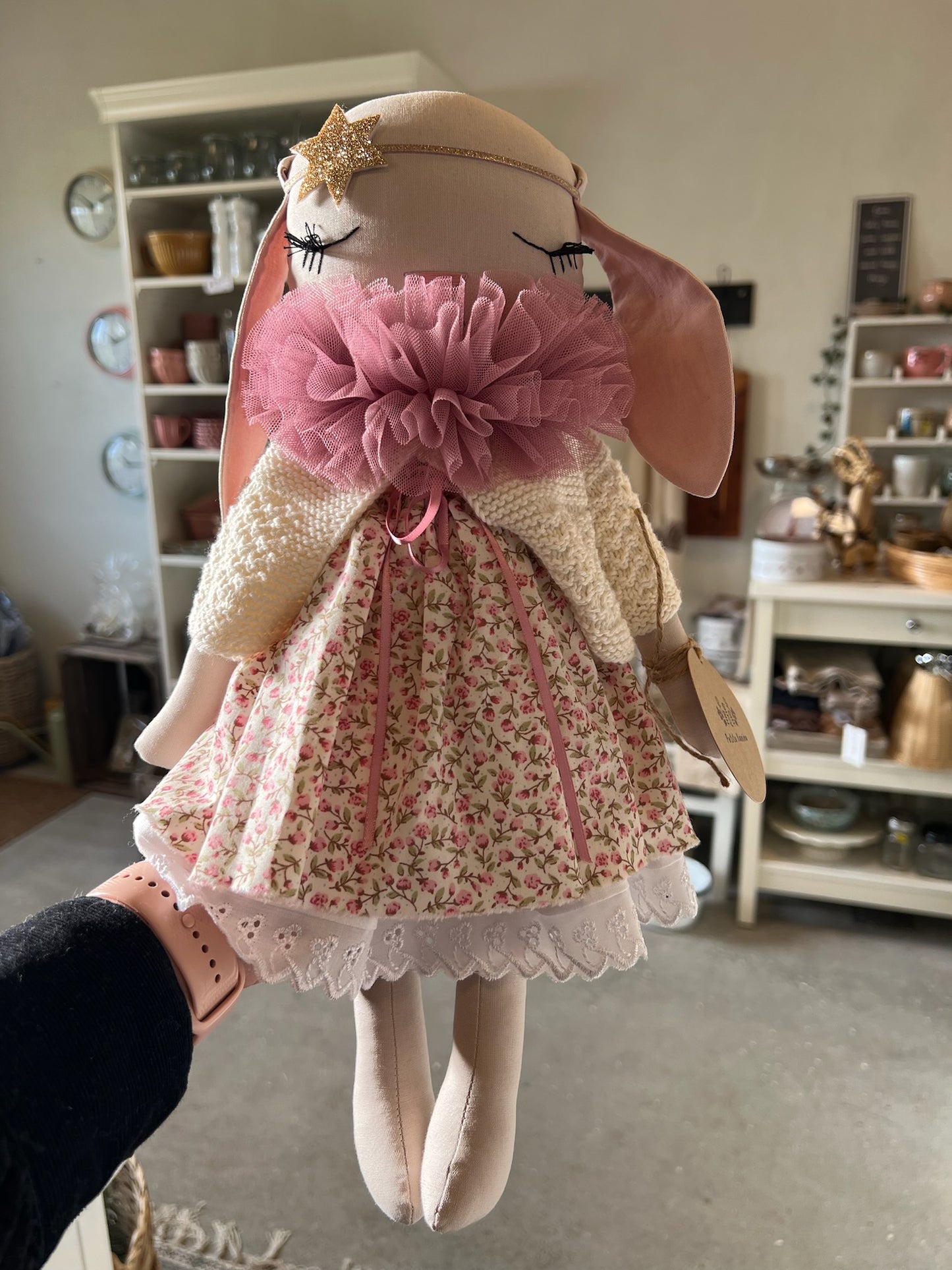 Kanina med tøj på brugskunst til hjemmet