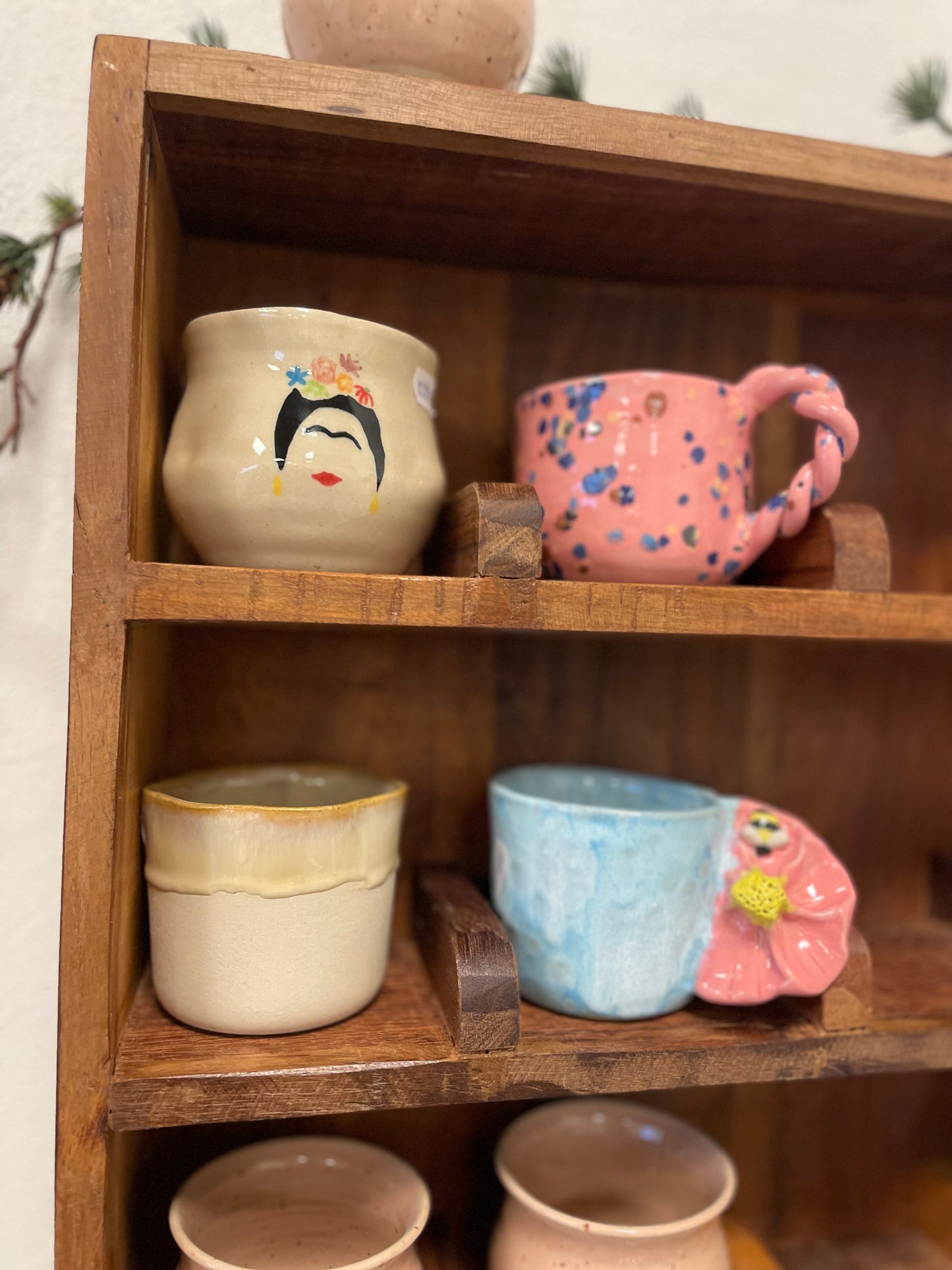 Håndlavet keramik kaffekop med blomsterhank