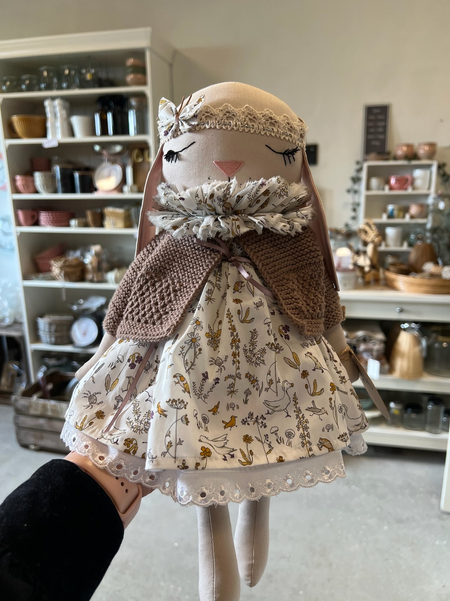 Kanin i stof med kjole og cardigan