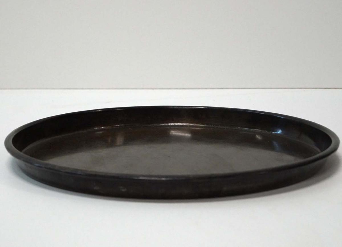 Rund pyntebakke i jern fra Trademark Living