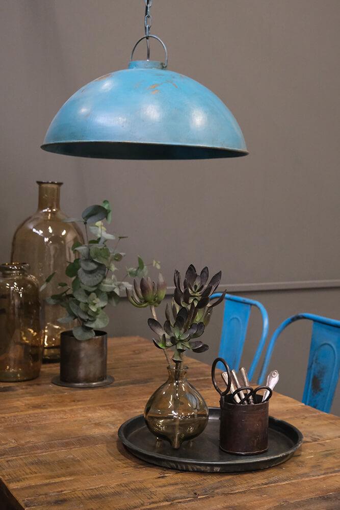 Dekorationsfad i spisebord i rå fabriksstil