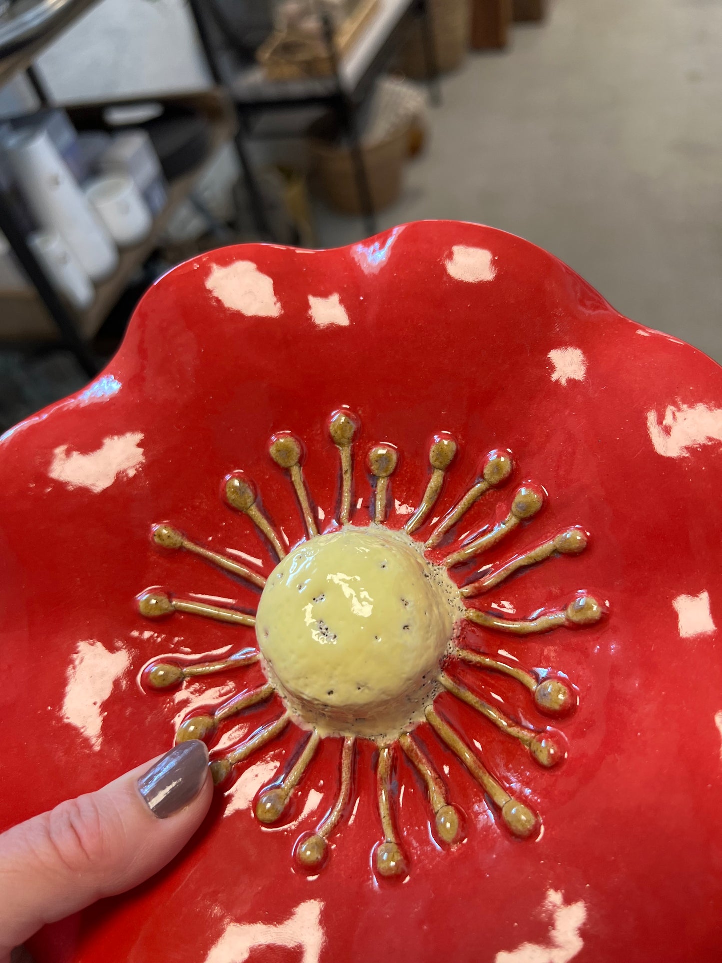 Blomst i keramik til pynt på væg