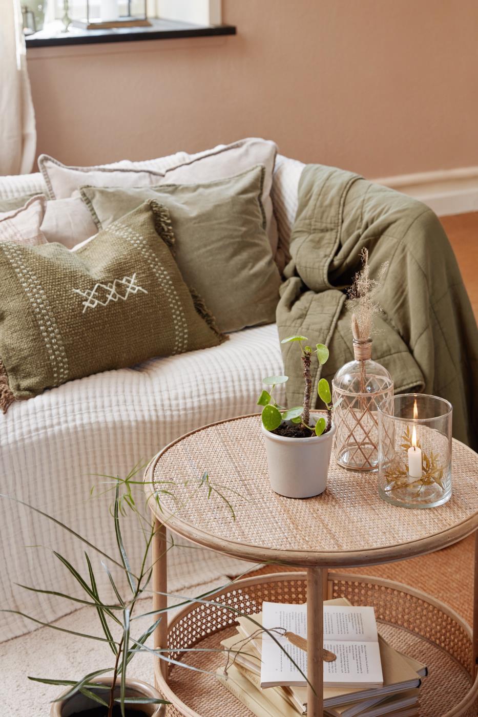 Lille rundt fletbord i brun natur fra Ib Laursen