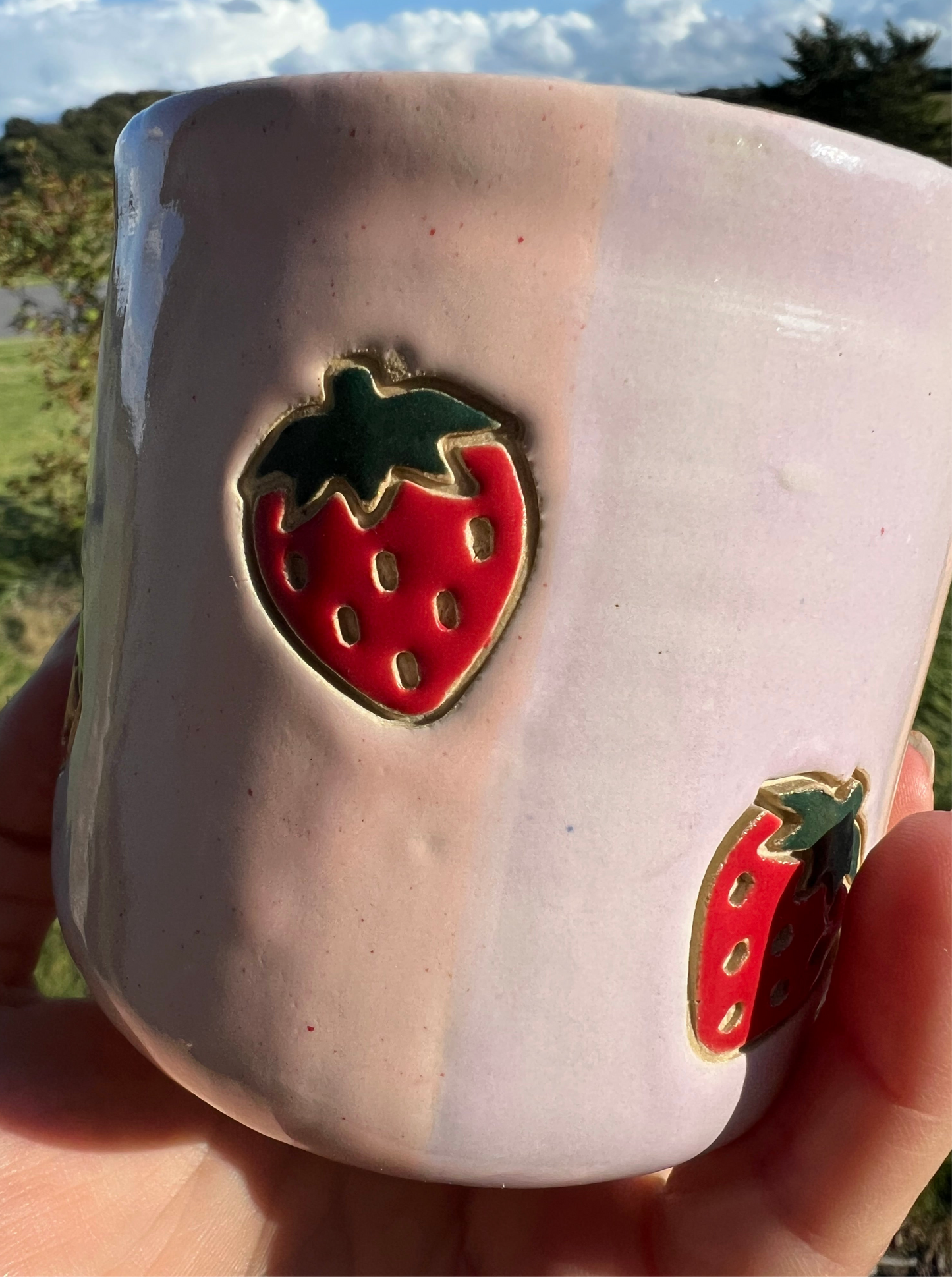 Krus med jordbær fra Handmade by Victoria Juul