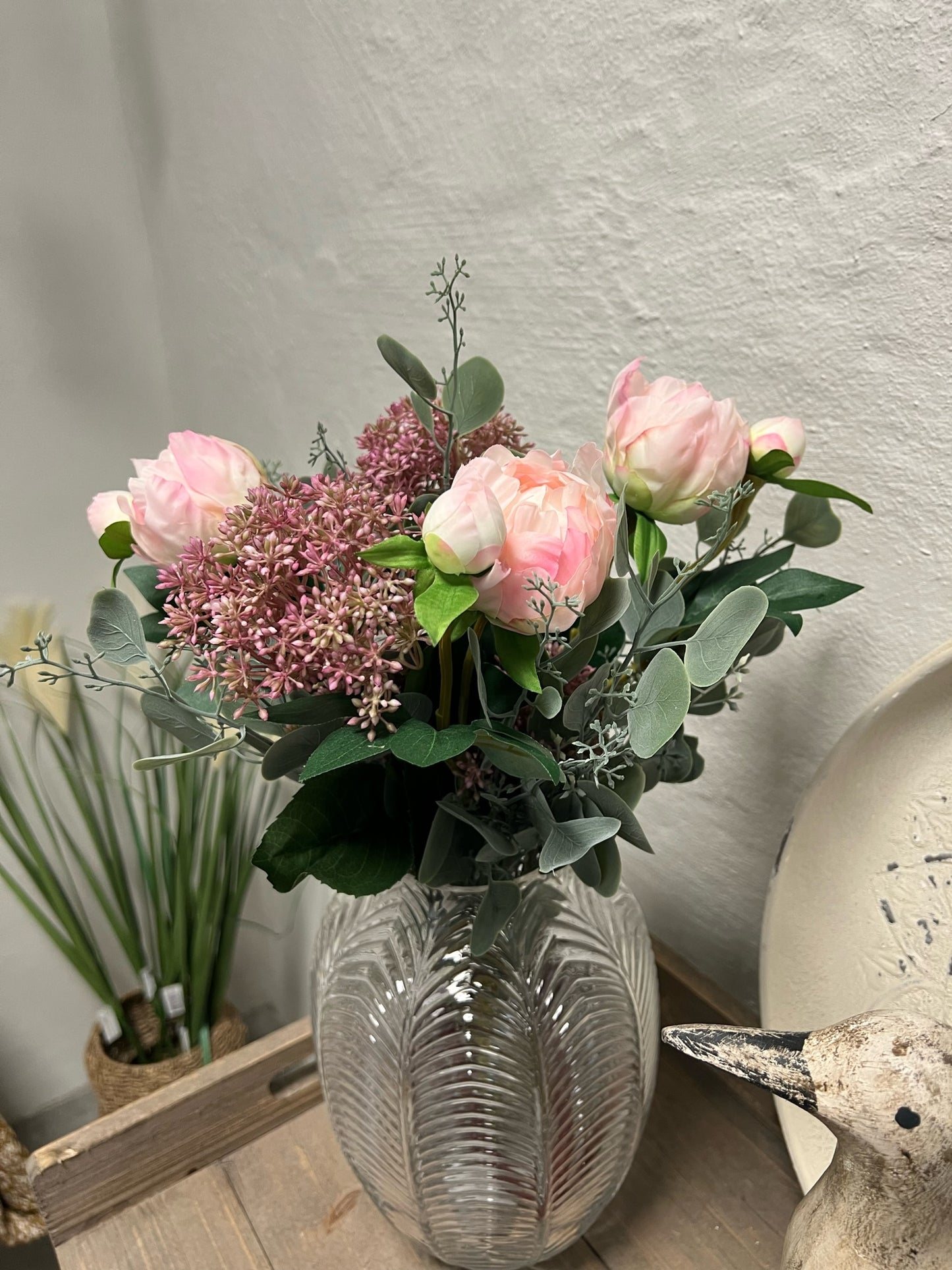 Kunstig buket med plastik blomster i rosa farver