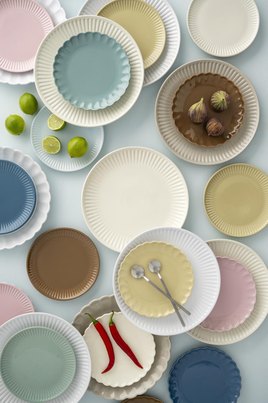 Frokosttallerken i brun med buet kant