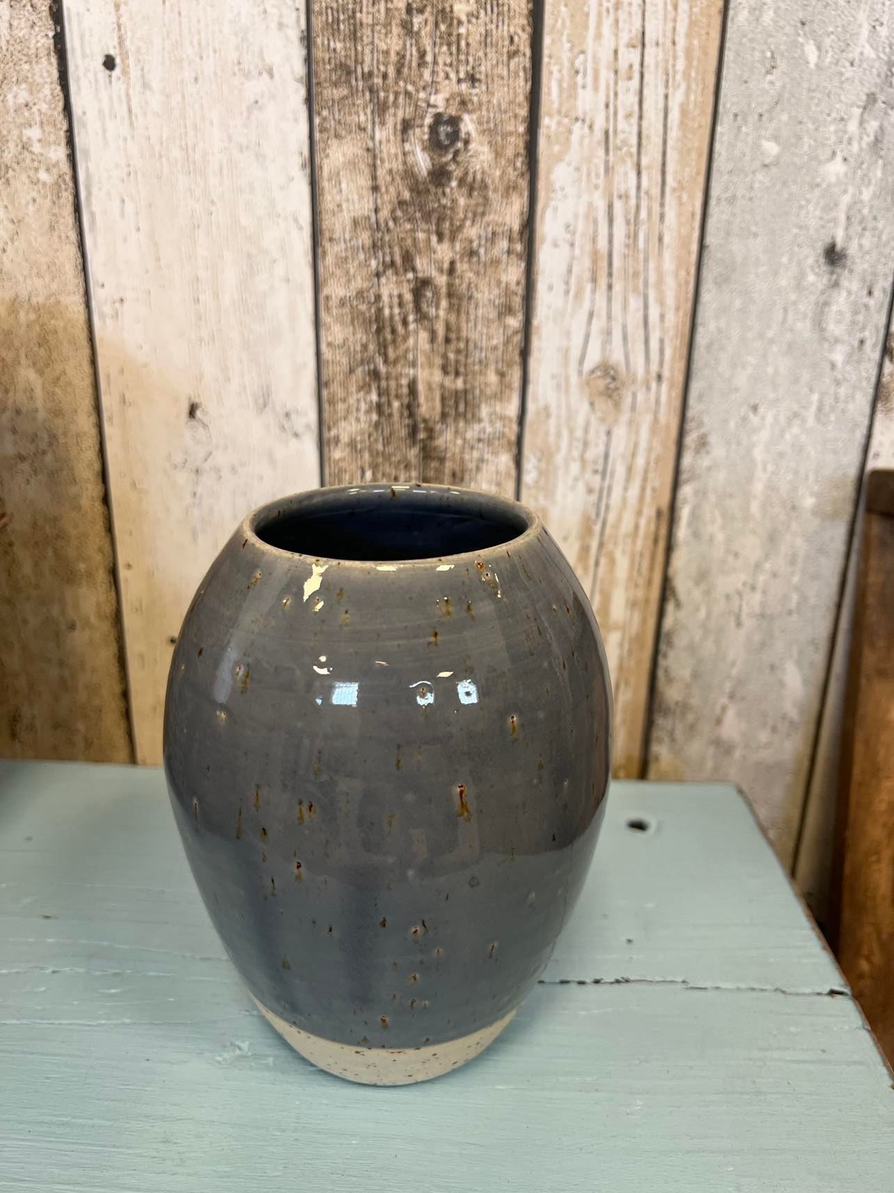 Vase i blå fra Vangs keramiske værksted