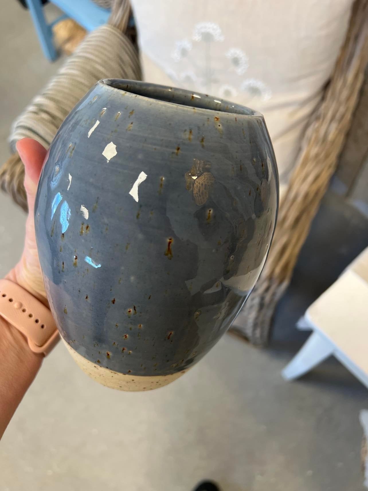 Vase i blå med nister fra Vangs keramiske værksted