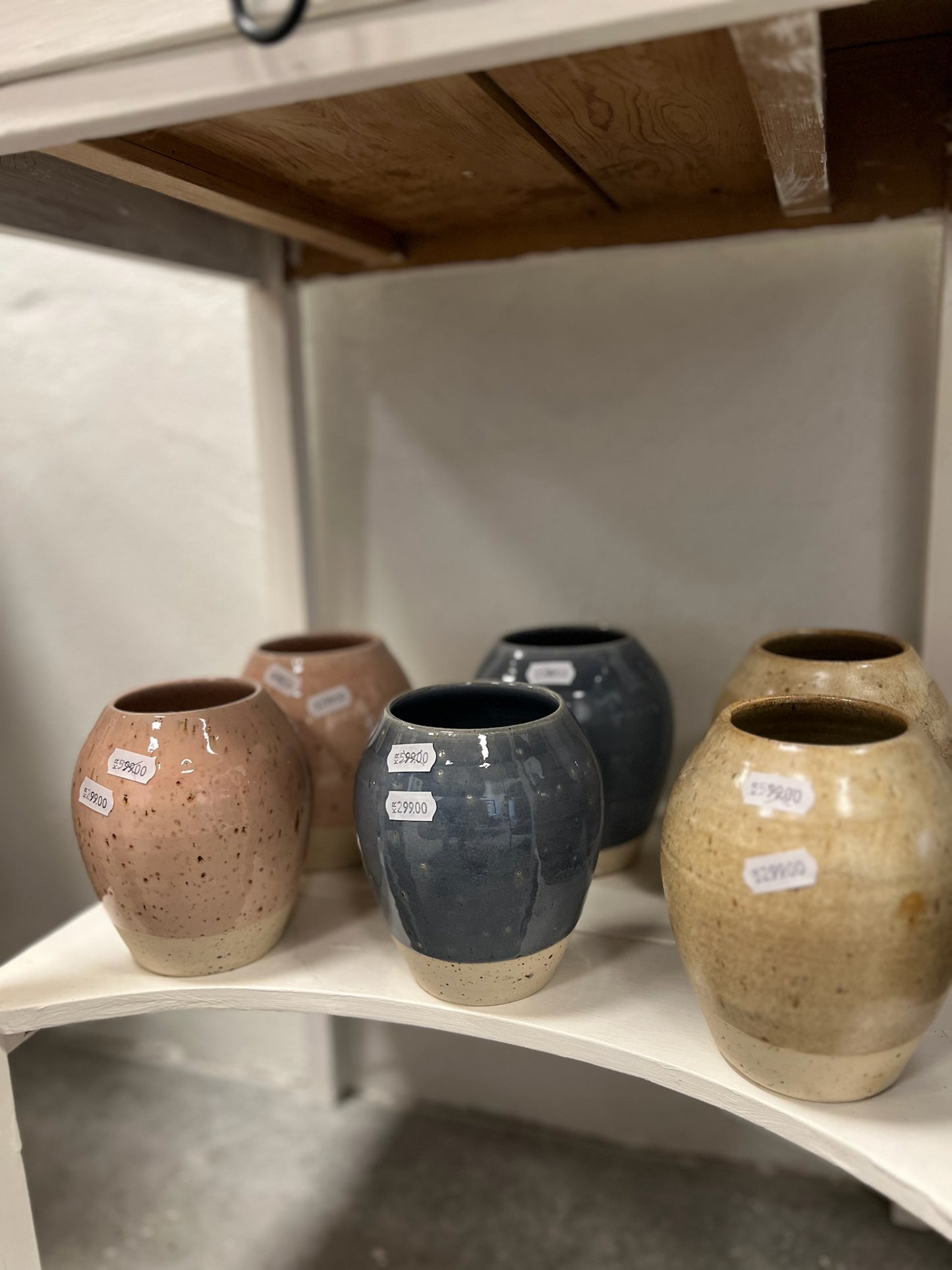 Håndlavet keramik vase i beige fra Vangs keramiske værksted