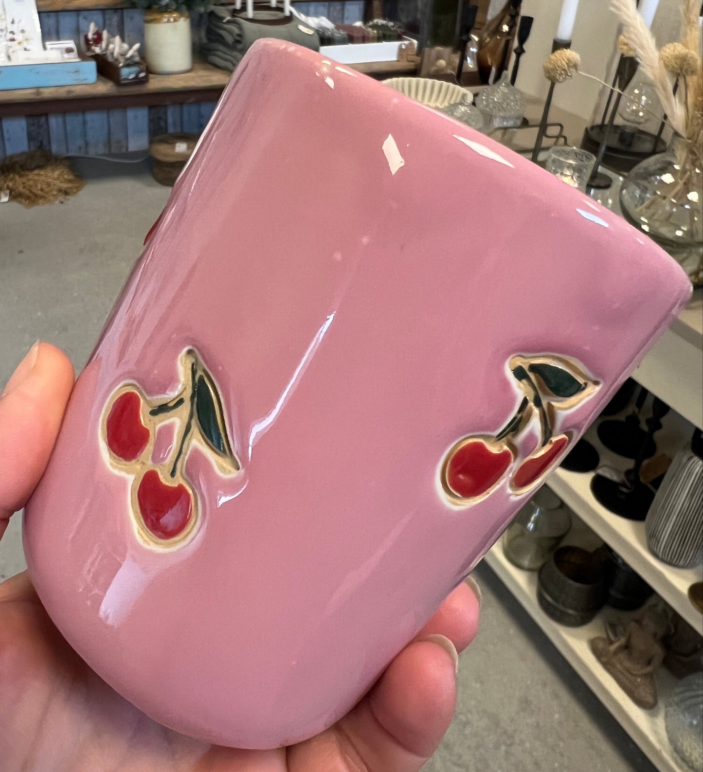 Krus med kirsebær fra Handmade by Victoria Juul