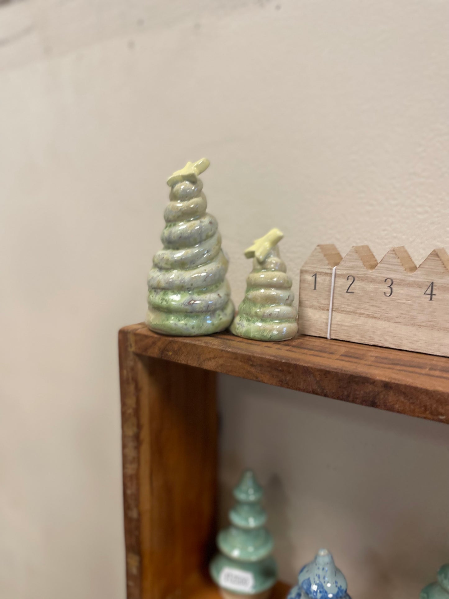 Små juletræer i keramik fra Handmade by Victoria Juul