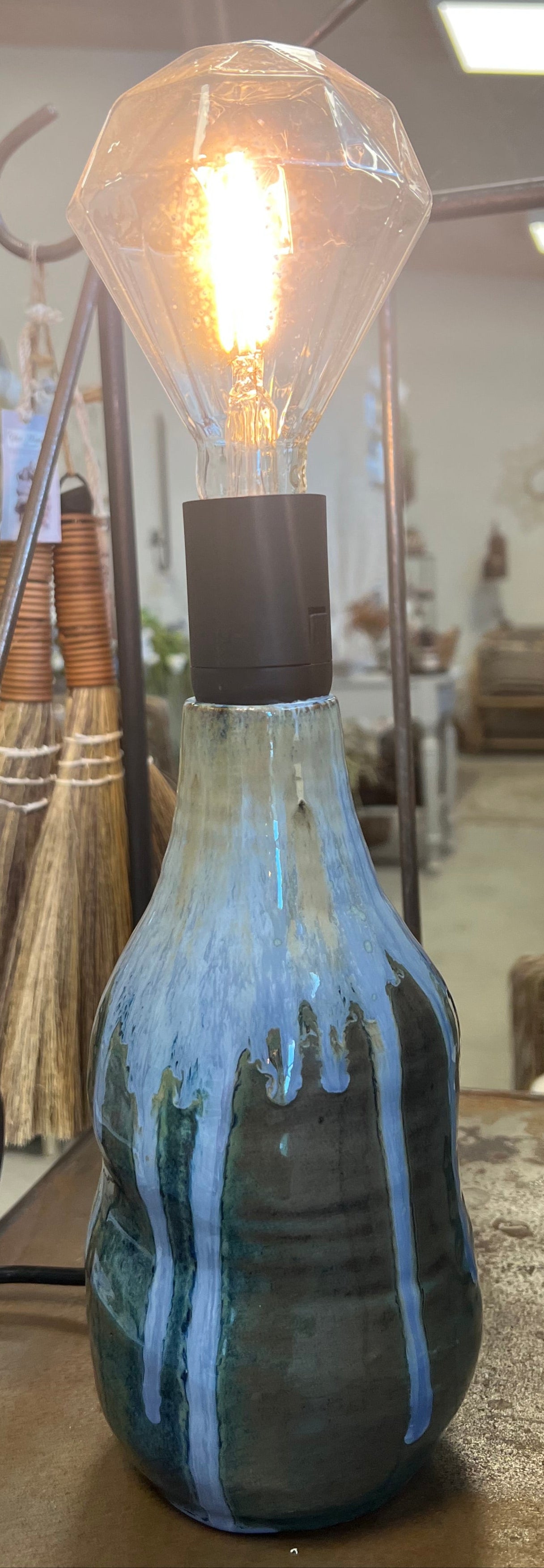 Lampe i blå keramik fra Handmade by Victoria Juul