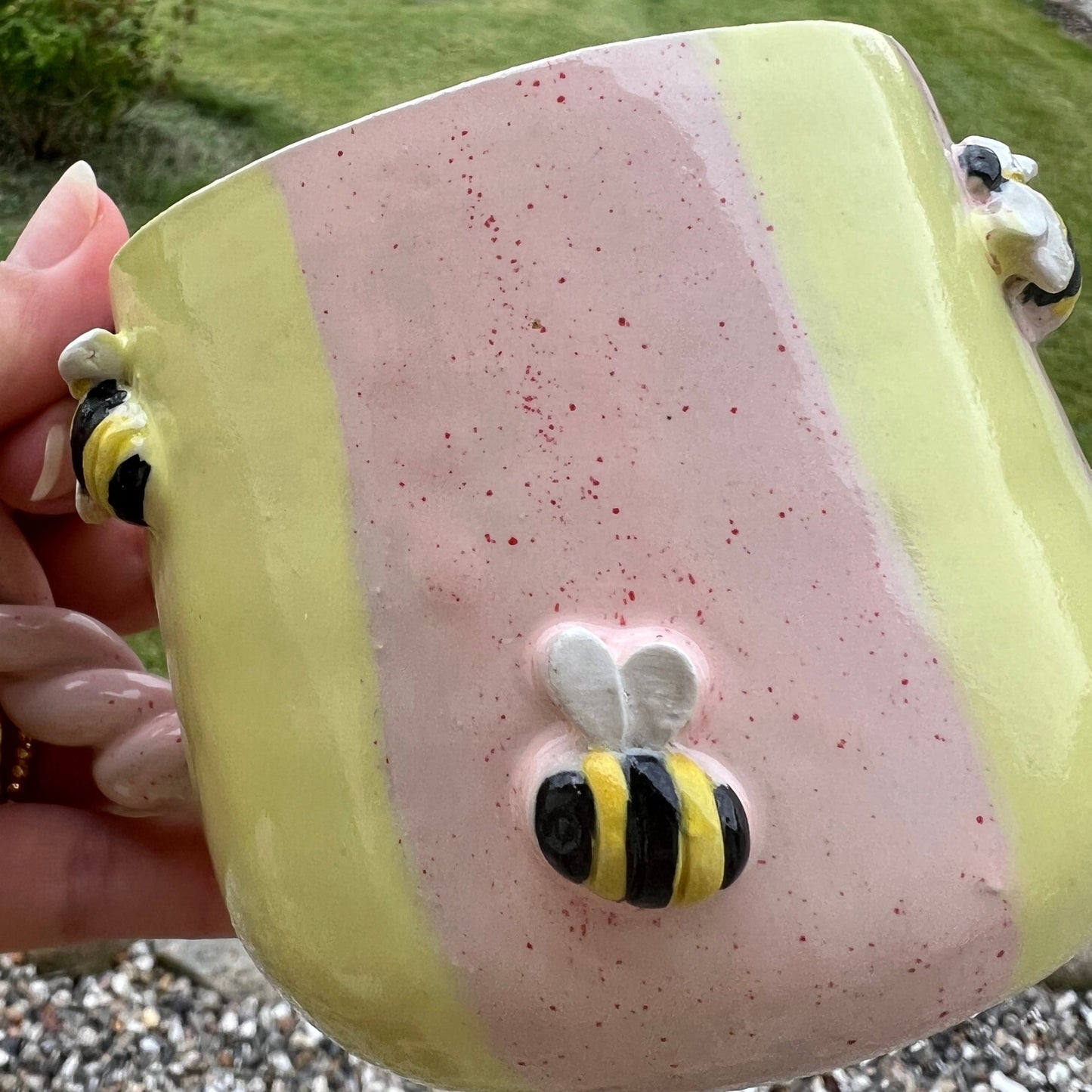 Krus i rosa med gul fra keramikeren Victoria Juul