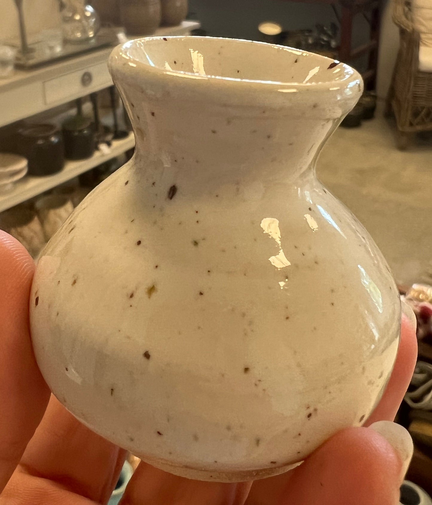 Hvid vase med nister fra Vangs kemiske værksted
