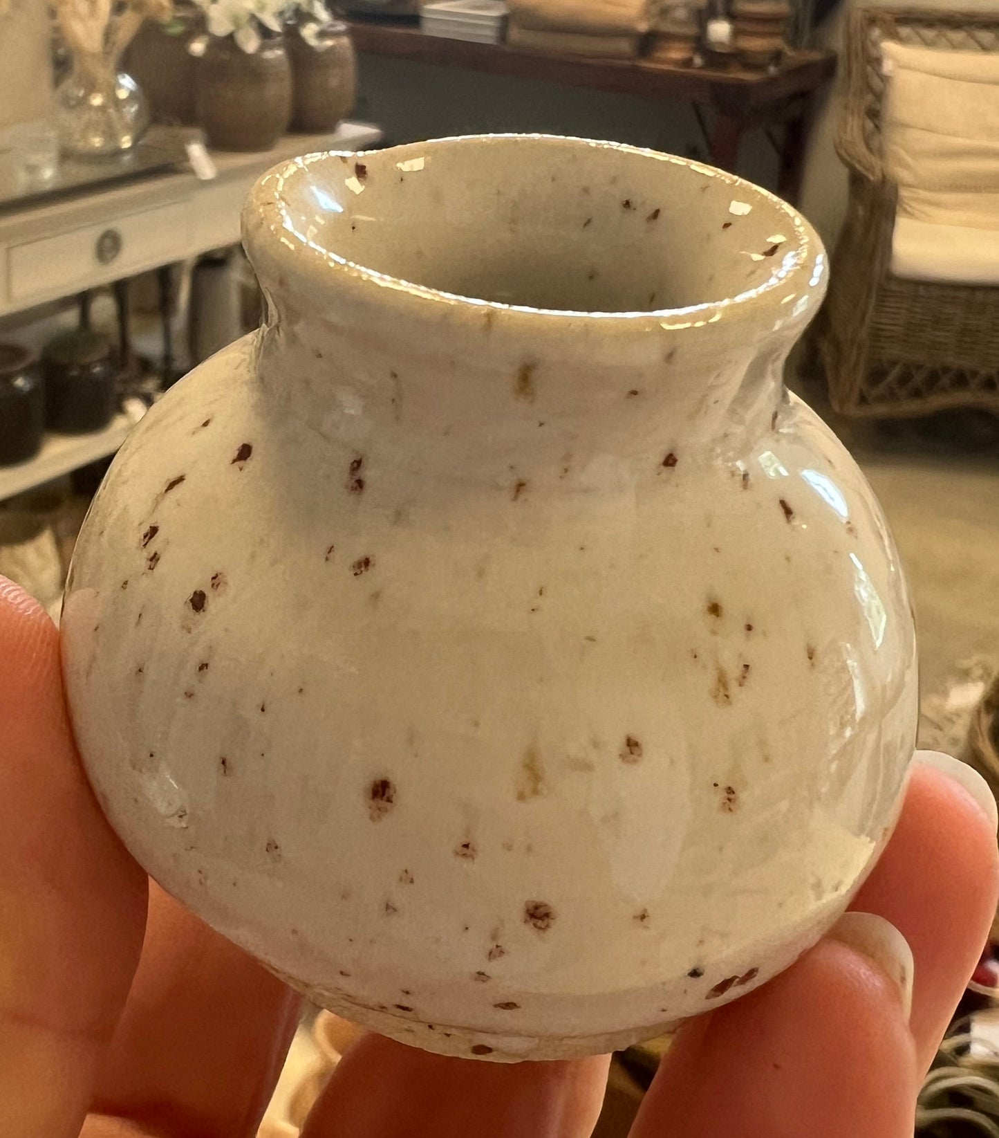 Vase i beige og brun fra Vangs keramiske værksted