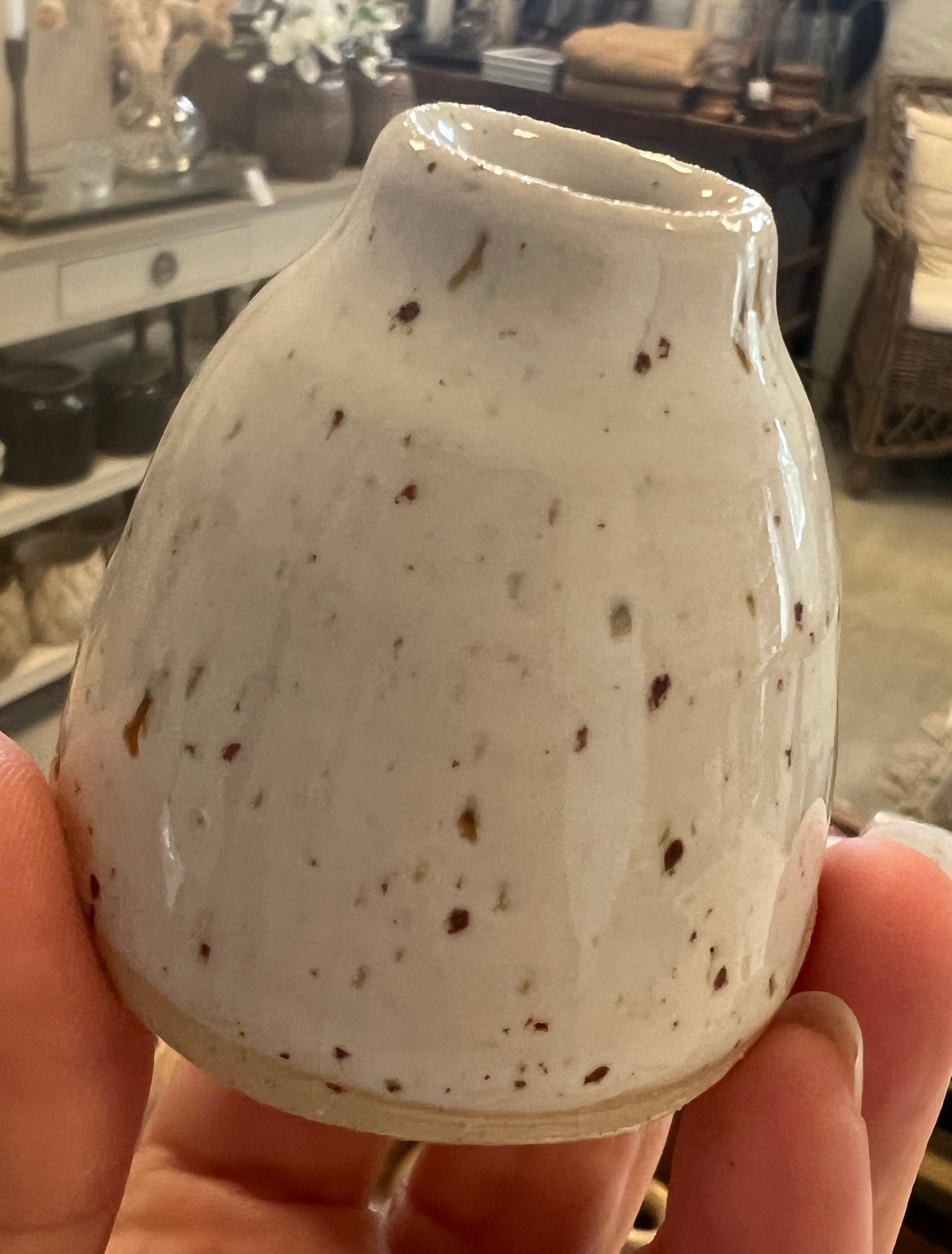 Vase med brune nister fra Vangs keramiske værksted