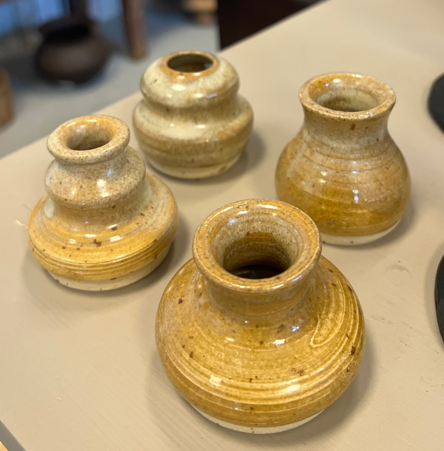 Små brune vaser fra Vangs keramiske værksted