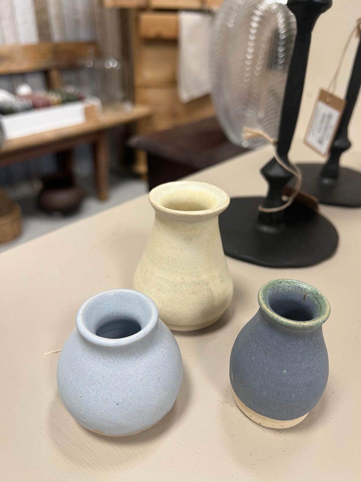 Vaser i flotte farver fra Vangs keramiske værksted