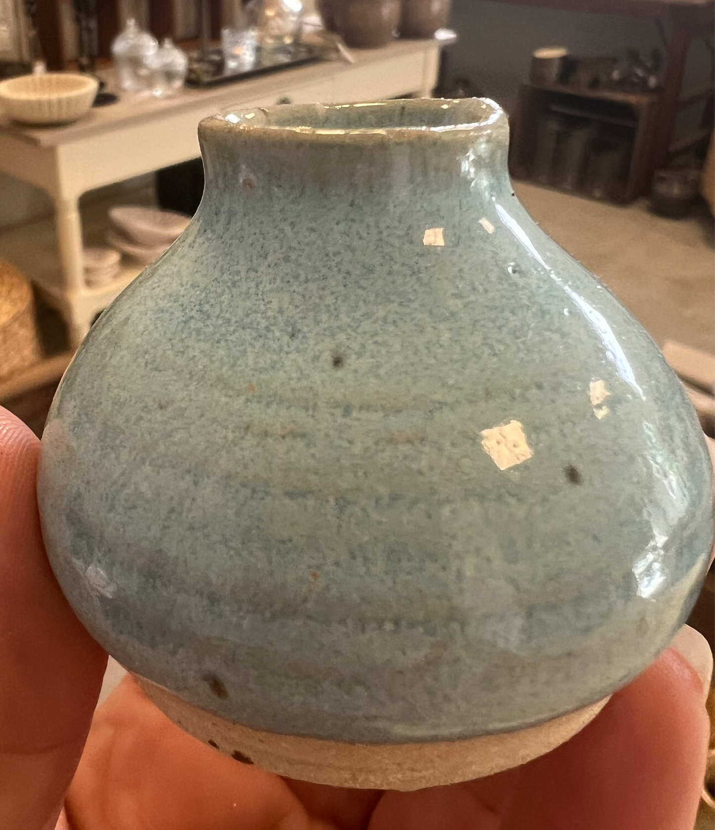 Lille vase i turkis fra Vang keramiske værksted