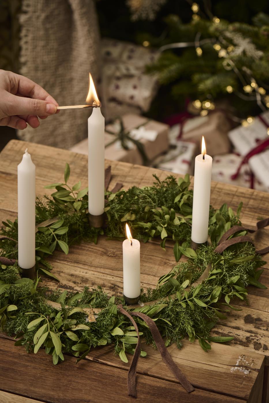 Messing adventskrans til at binde julepynt og pyntegrønt på Ib Laursen