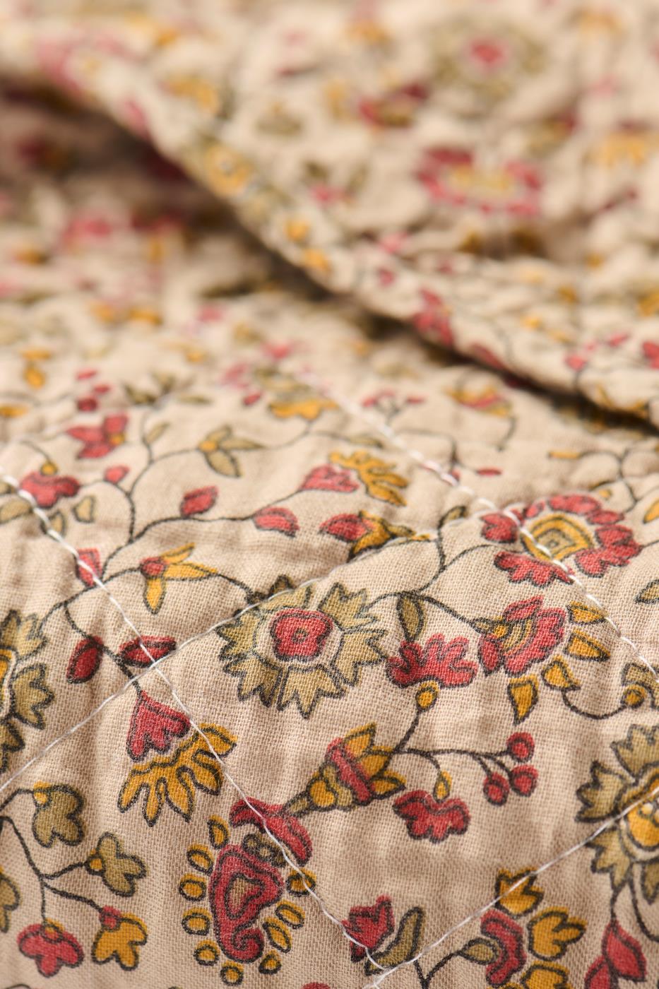 Blødt quilt i rød, orange, brun og grå fra Ib Laursen
