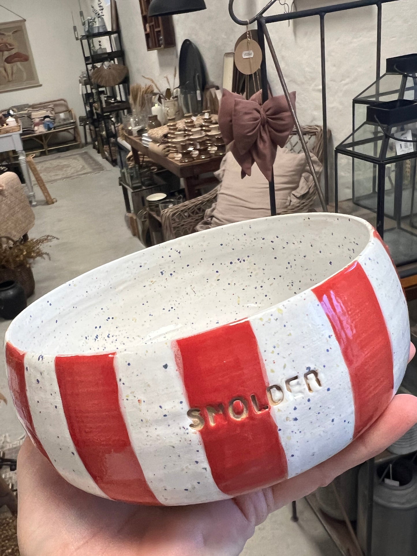 Rød og hvid skål fra Handmade by Victoria Juul