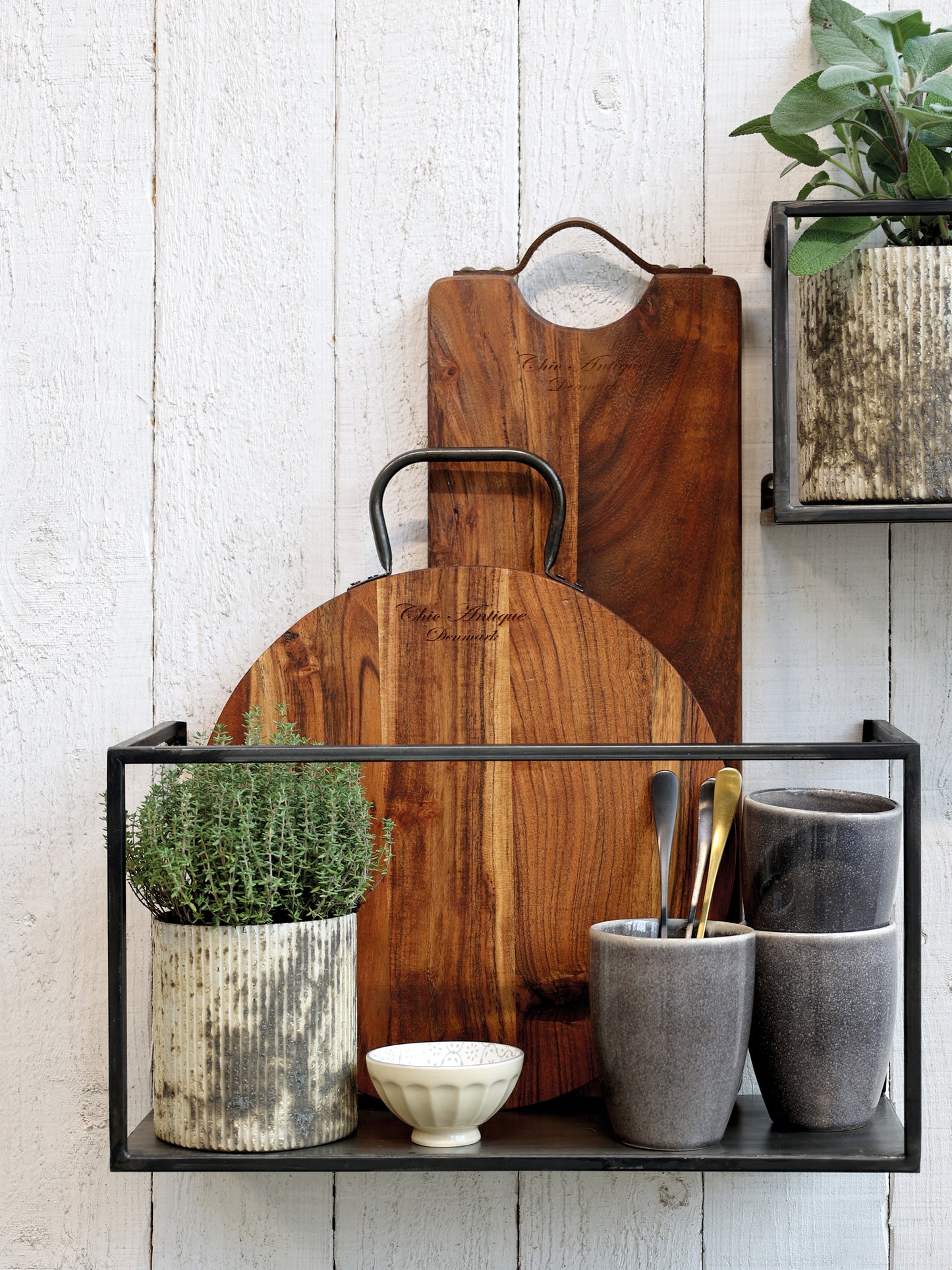 Hylder i sort jern fra Chic Antique