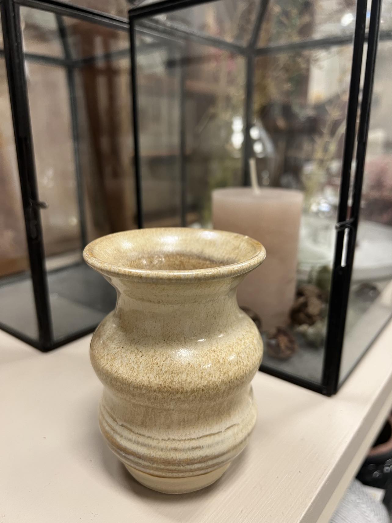 Håndlavet keramikvaser i gyldne farver