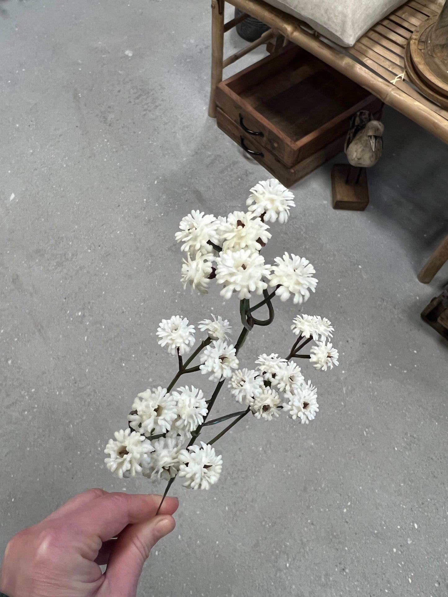 Naturtro blomster af plastik i vaser