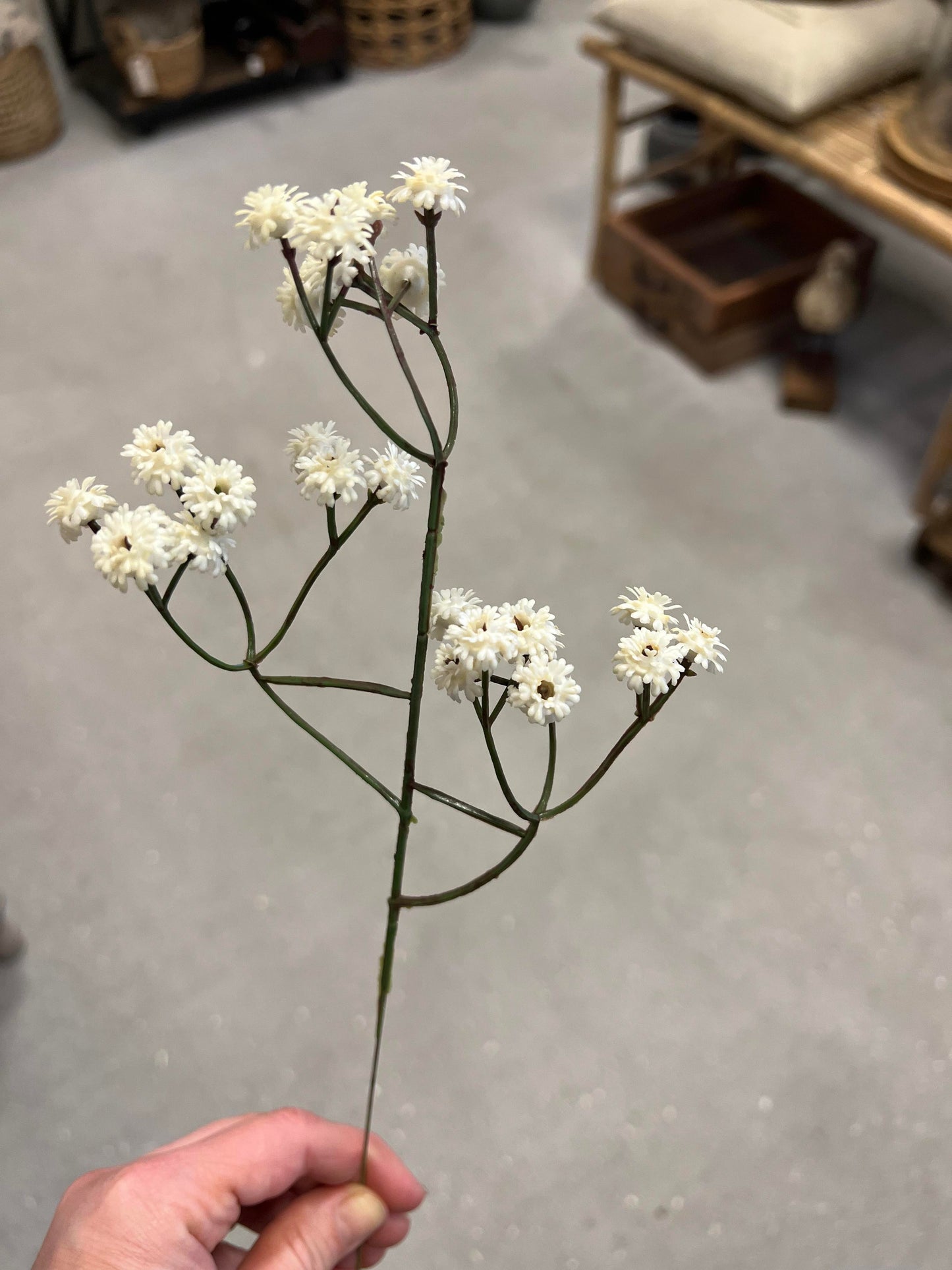Kunstig blomsterstilk med små hvid blomster