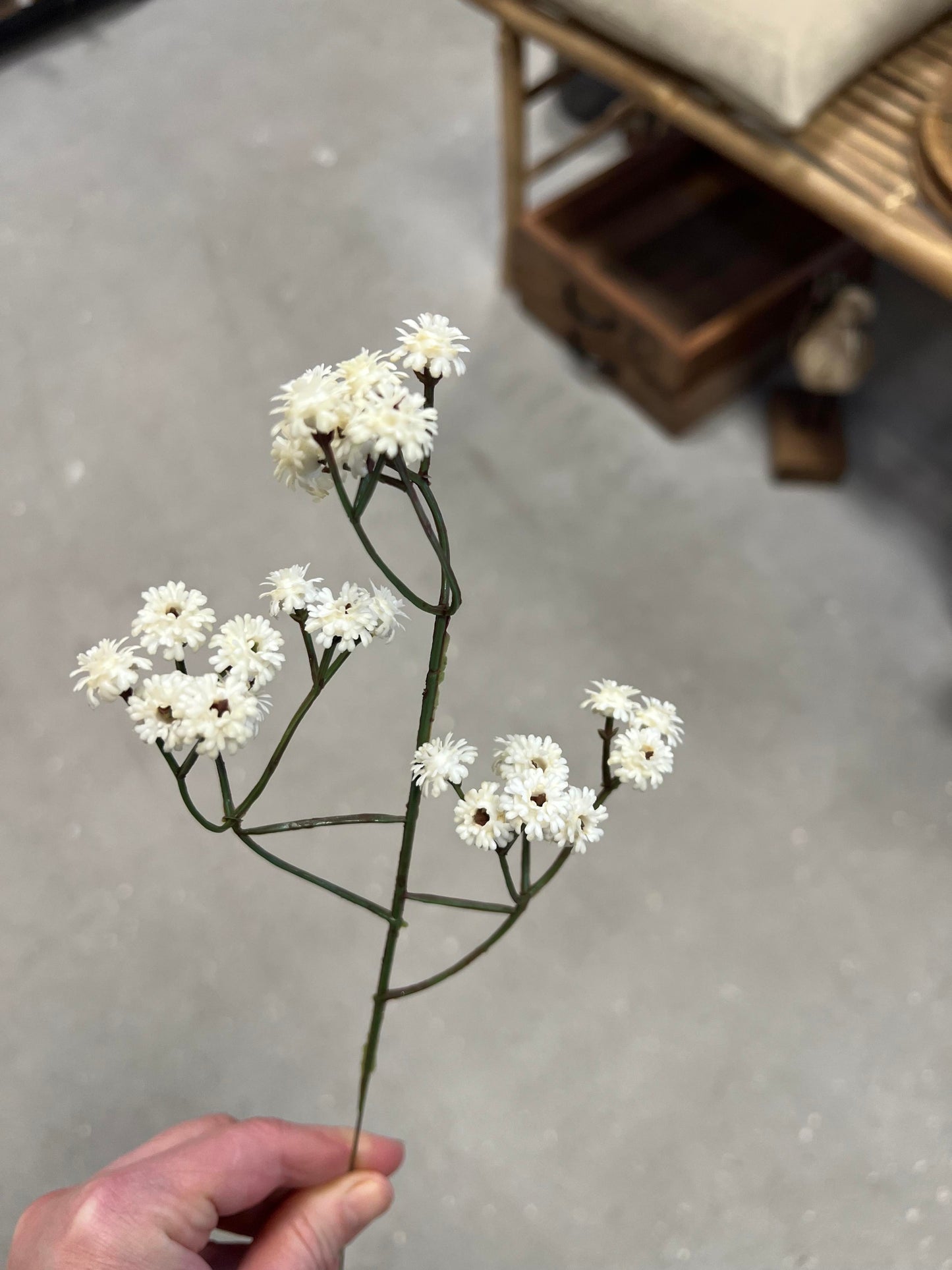 Kunstig blomsterstilk med små blomster som er bøjelige