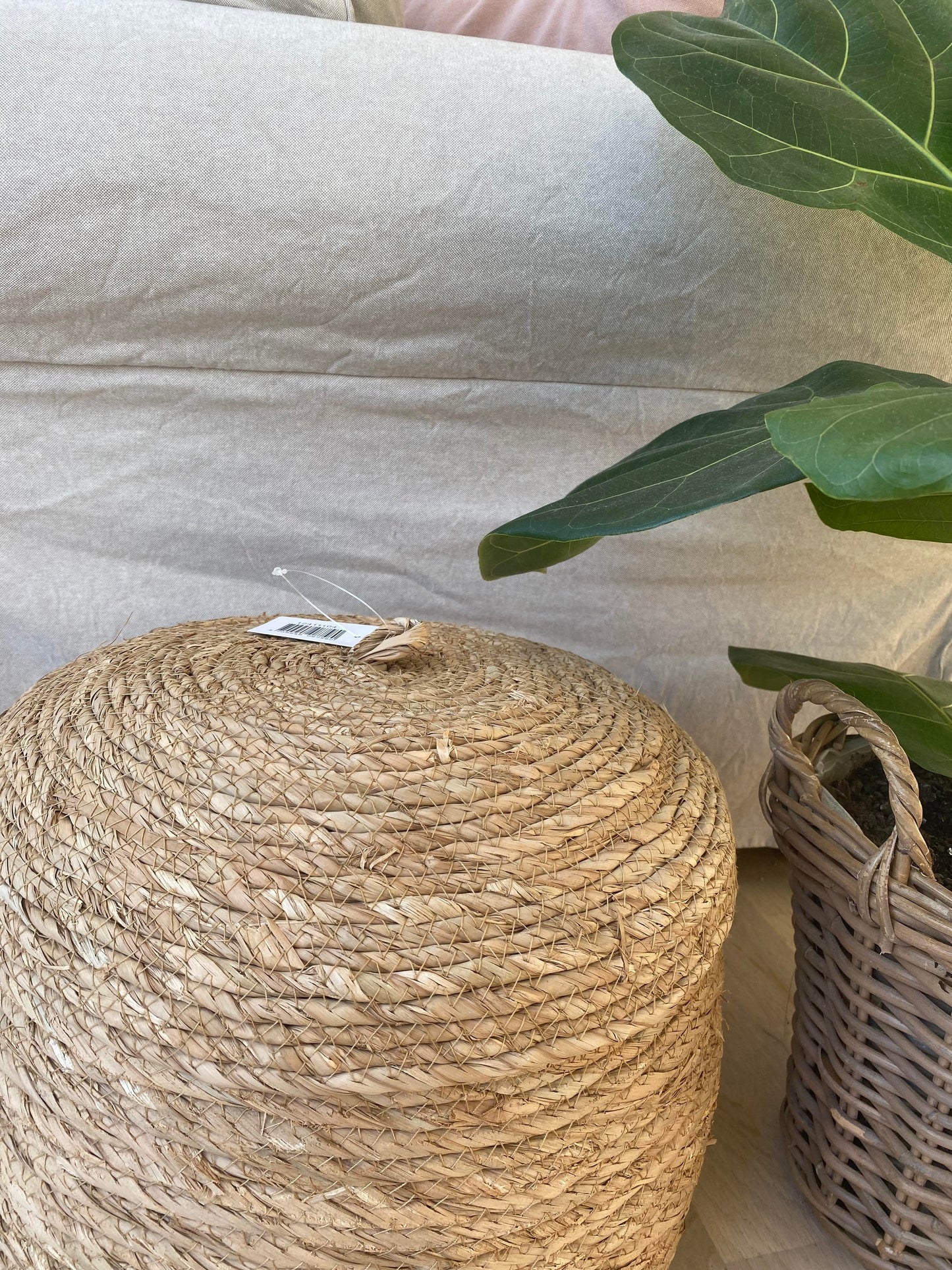 Opbevaringskurv i flet med låg