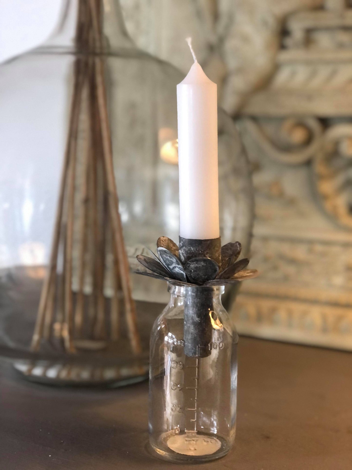 Glasflaske med lysholder til bedelys