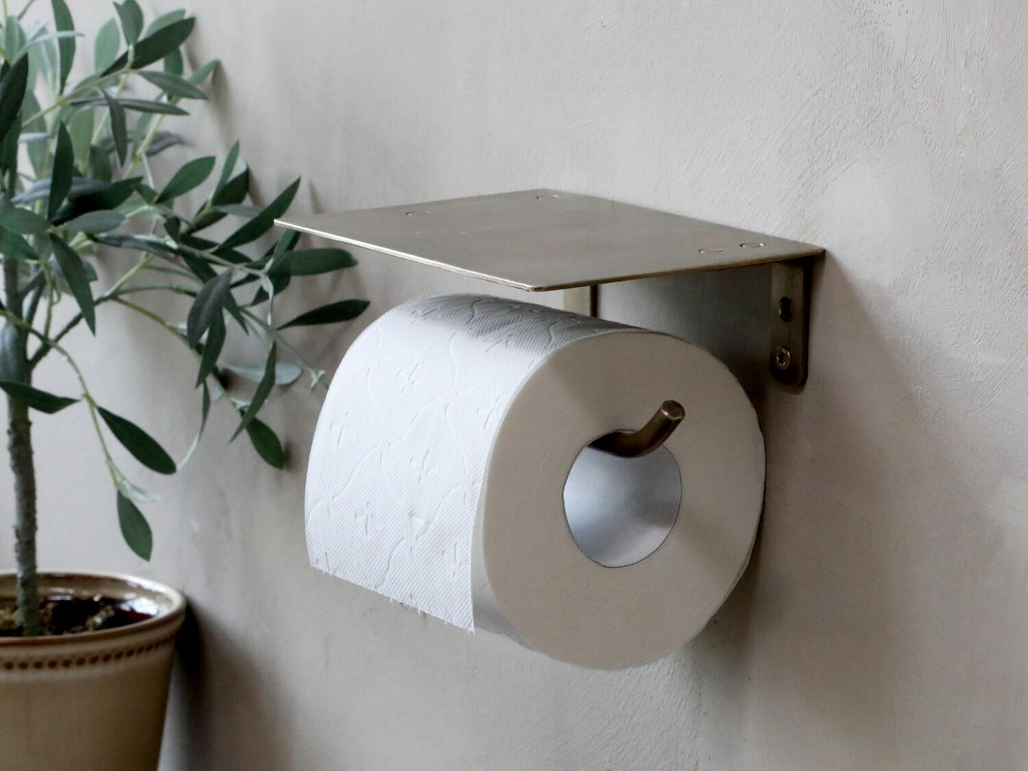 toiletrulleholder i messing med hylde