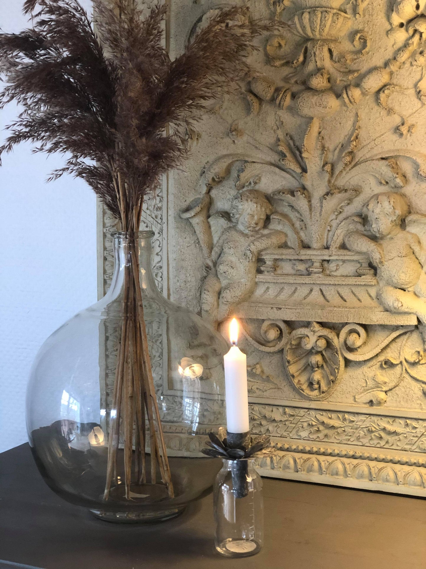 Glasflaske med lysholder til bedelys