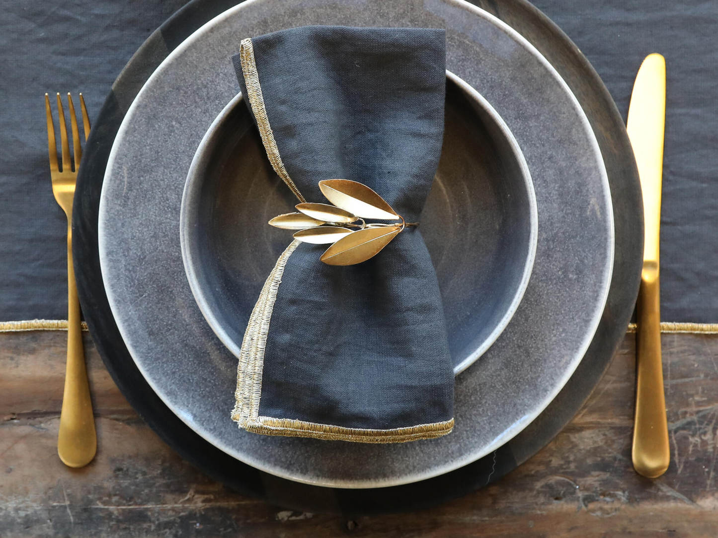 Servietring med blade I metal