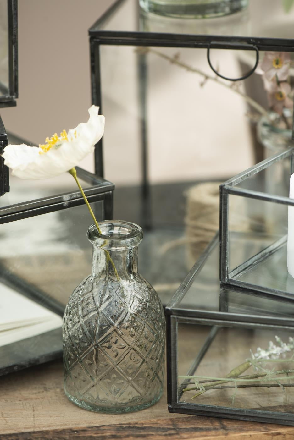 Lysestage til bedelys i klar glas med mønster