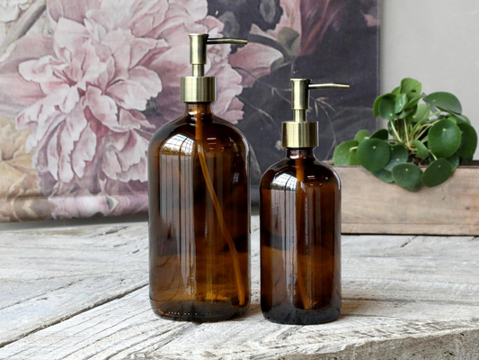 Sæbedispenser i brunt glas med messing pumpe