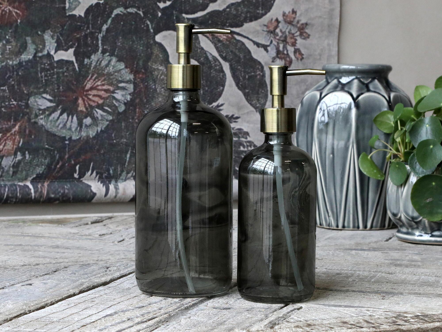 Glas sæbedispenser med pumpe i kul/grå - 480 og 1000 ml.