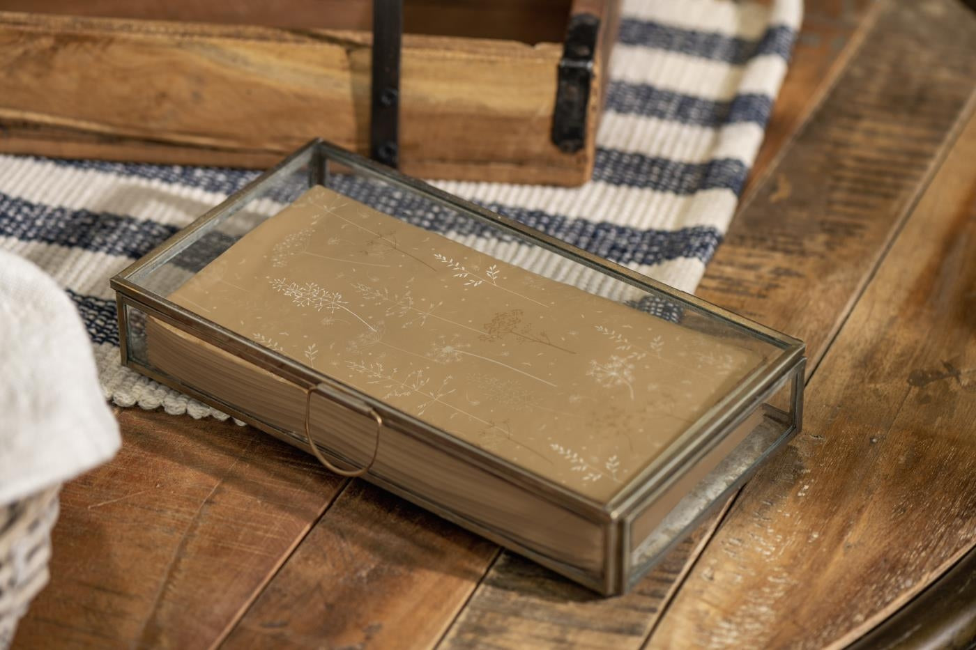 Serviet med græsser i brun