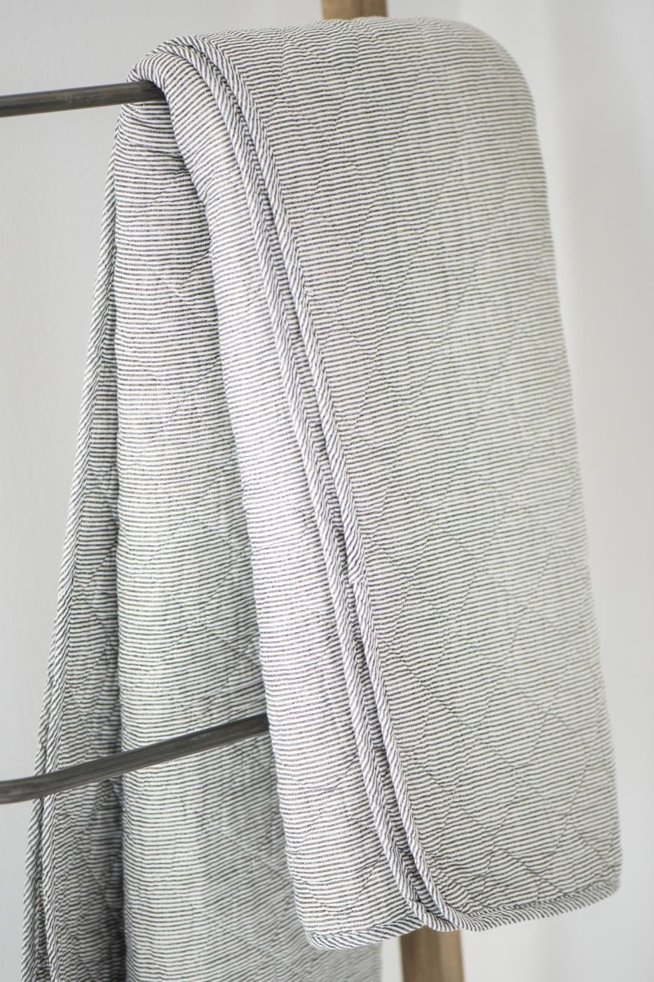Quilt med hvide og mørkegrå striber