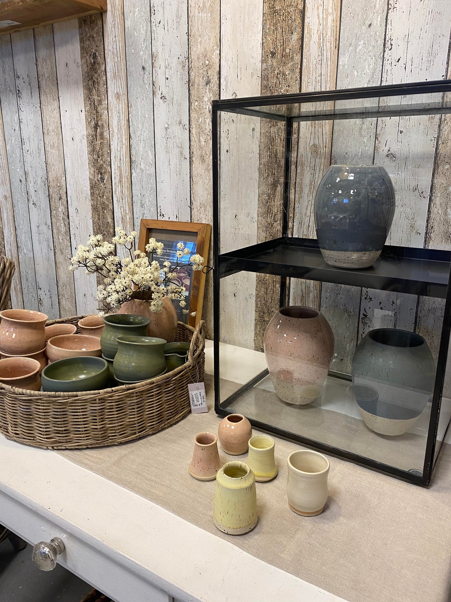 Håndlavet keramikvase i mat grøn