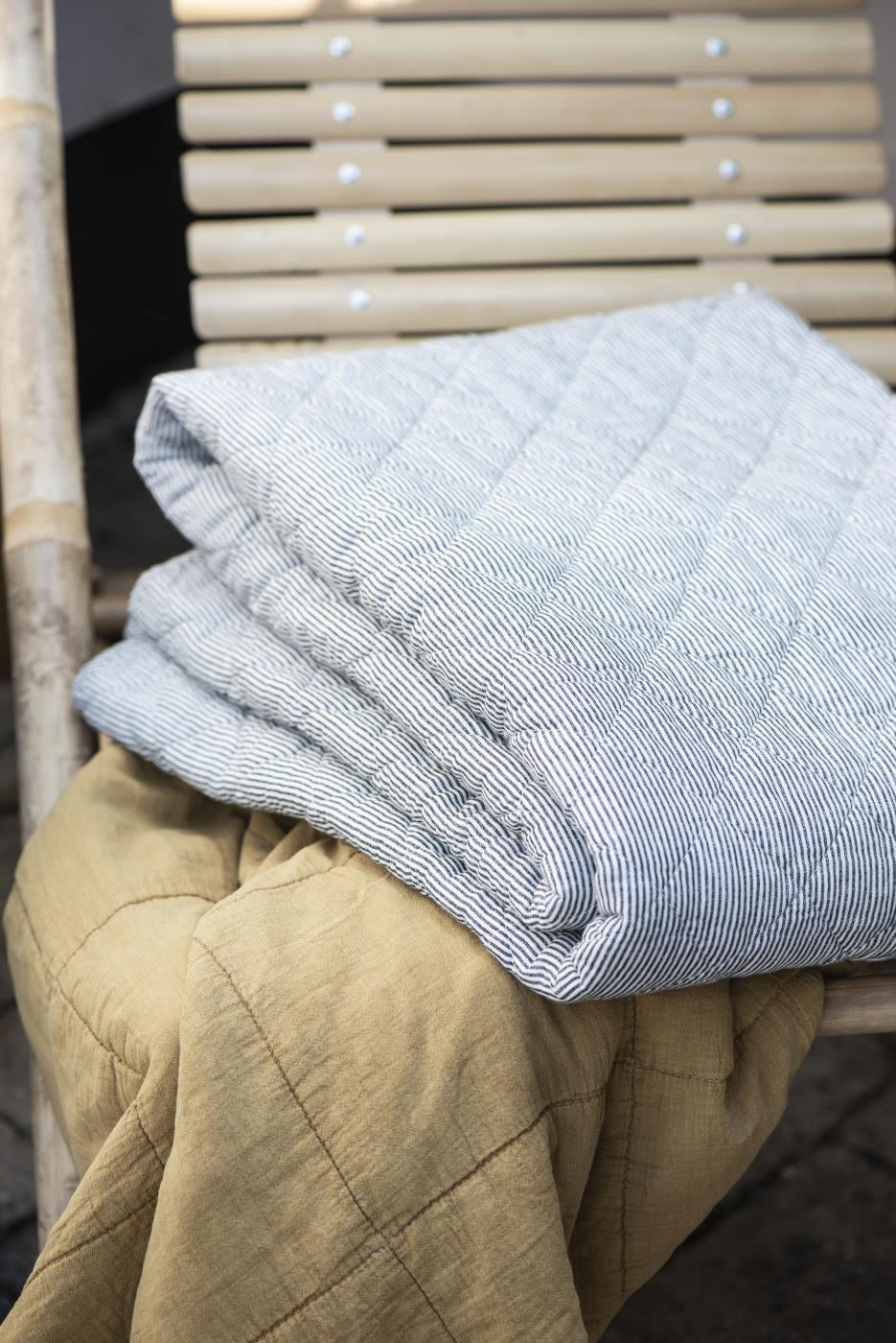 Quilt med hvide og mørkegrå striber
