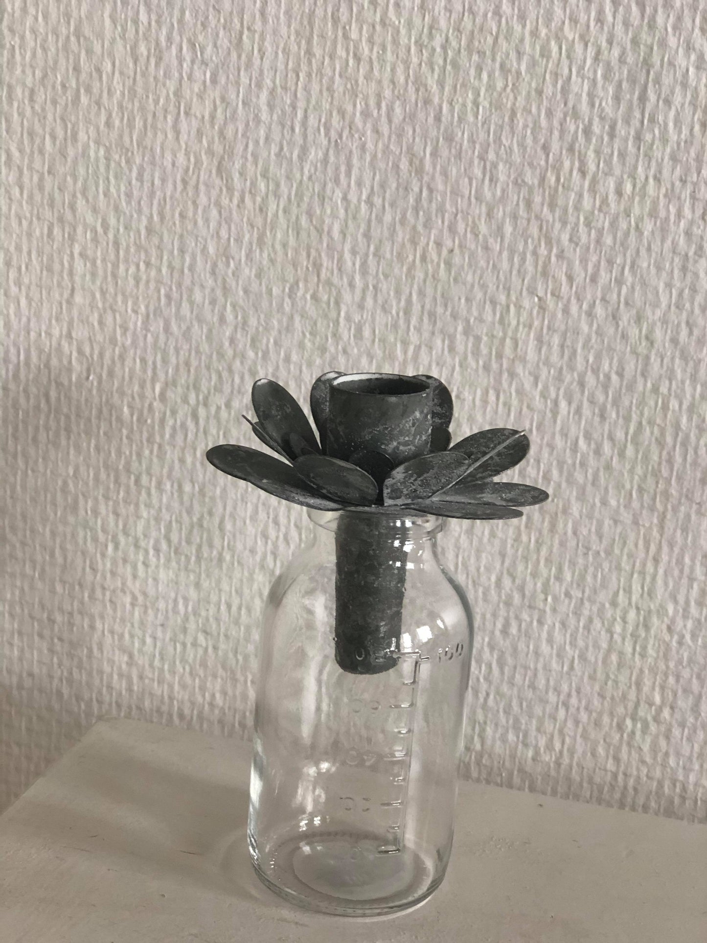 Glasflaske med lysholder til bedelys