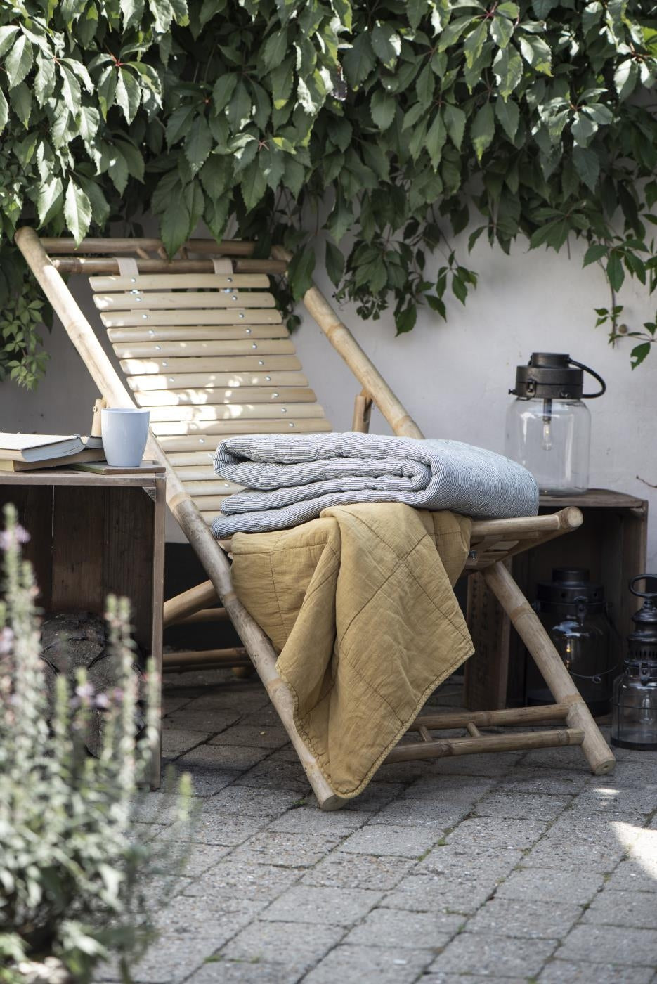 Quilt med hvide og mørkegrå striber