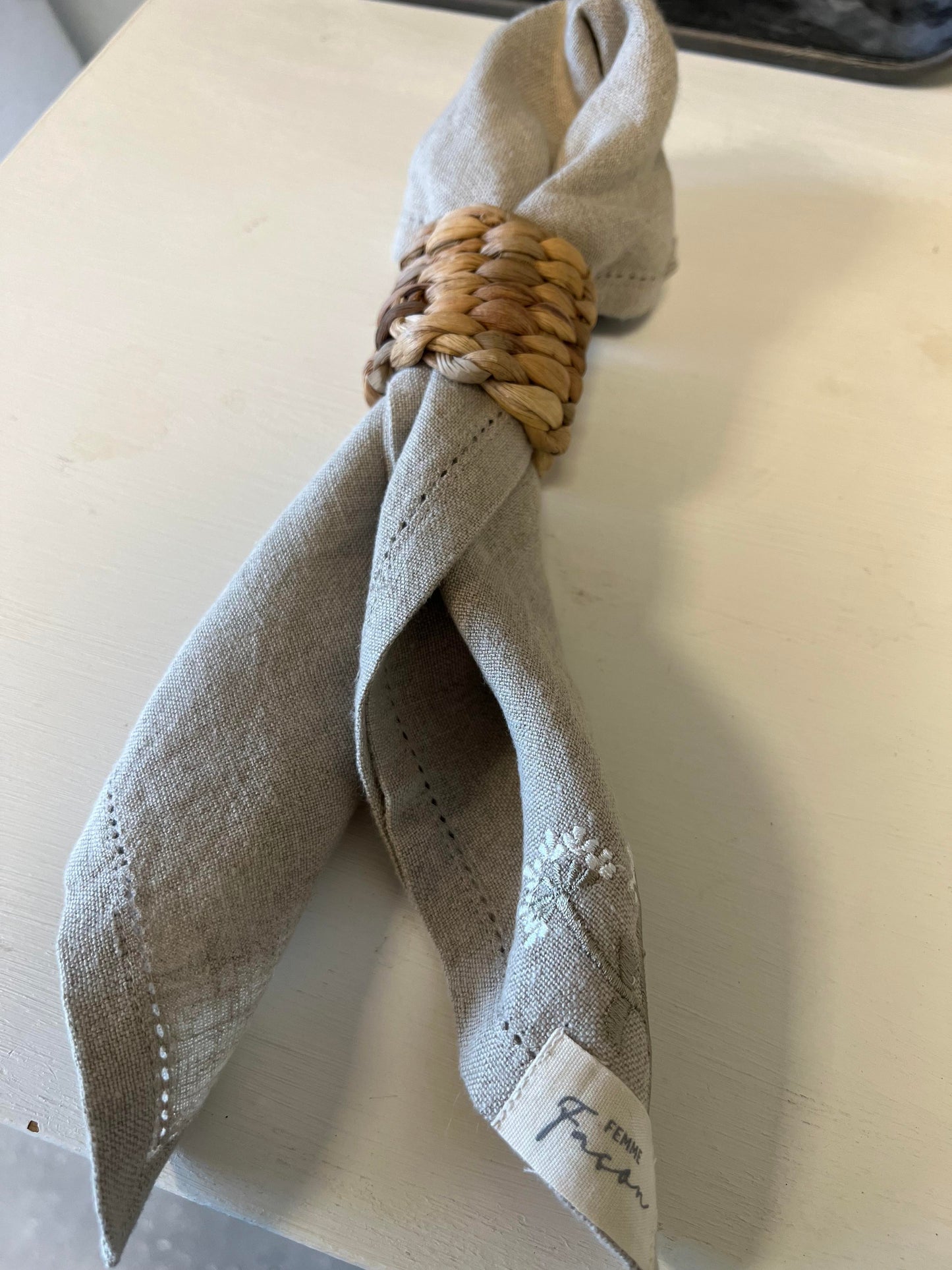 Beige stofserviet med broderi
