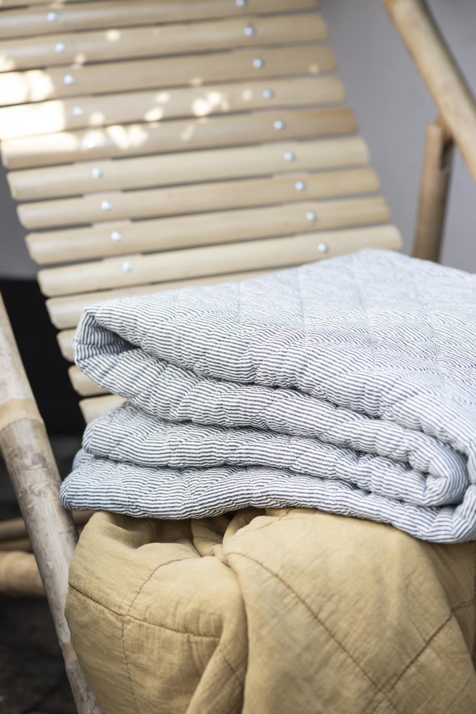 Quilt med hvide og mørkegrå striber