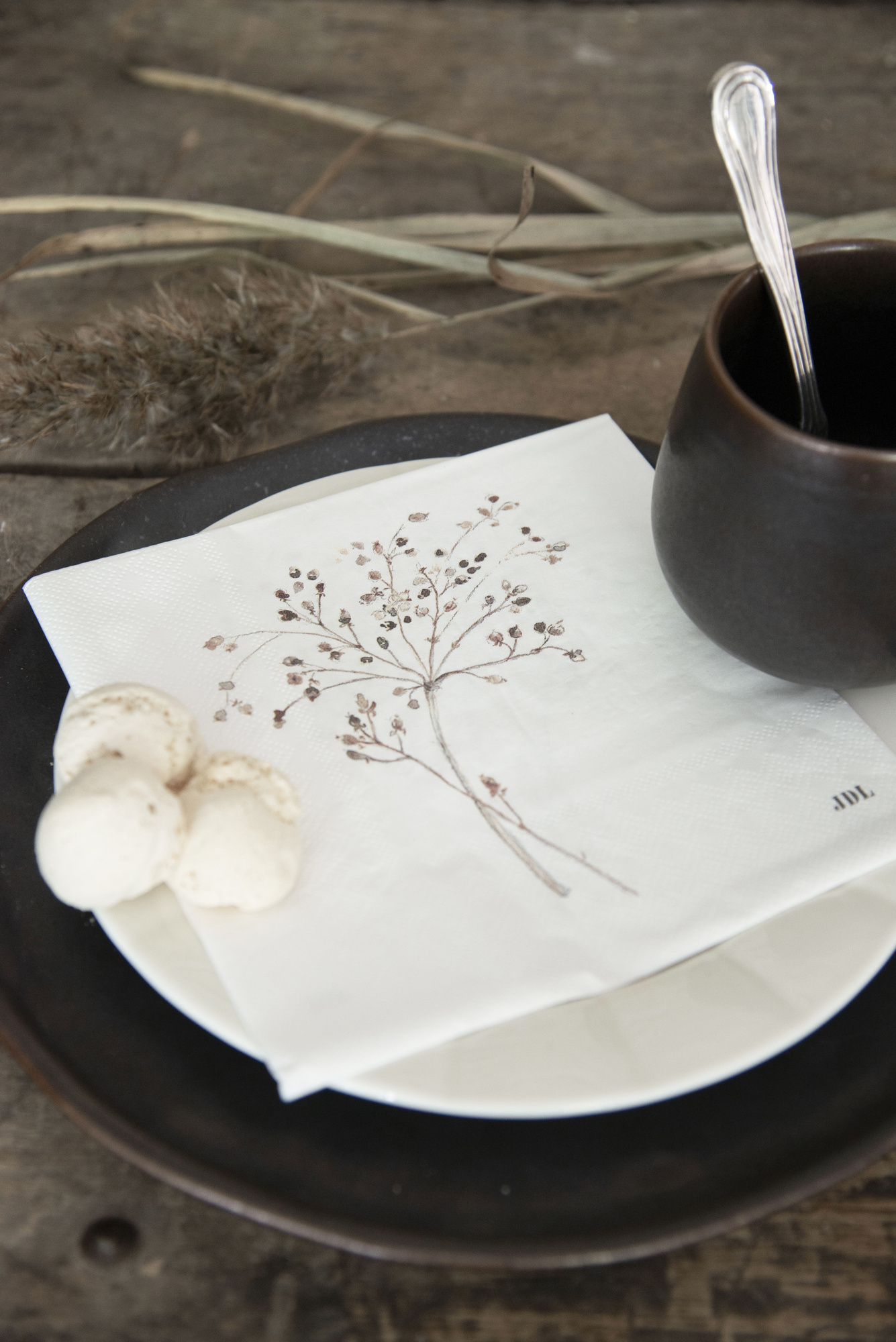 Hvide servietter med blomstermotiv