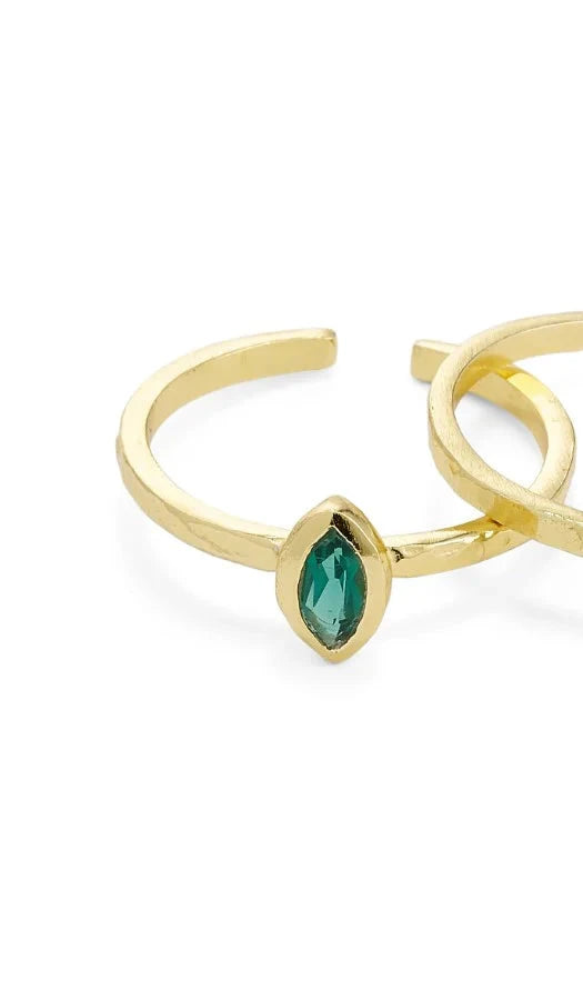 Guld fingerring med grøn klar sten fra Pure by Nat