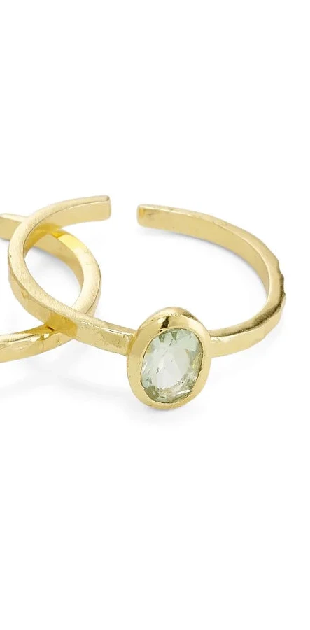 Fingerring med en oval grøn sten fra Pure by Nat